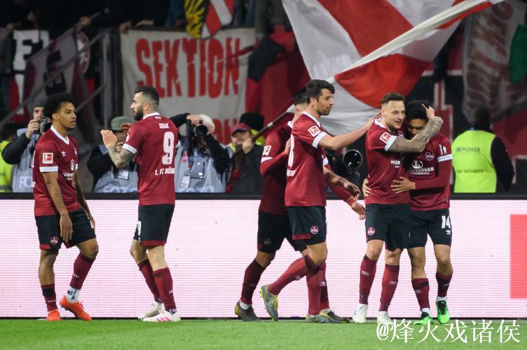 沙尔克球迷主场热情迎接纽伦堡俱乐部，彰显两队深厚情谊